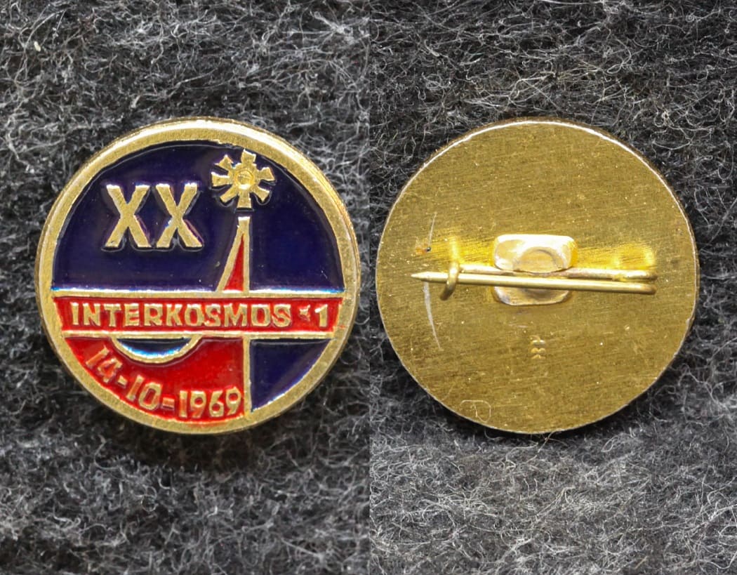 Знак Космос 20 лет запуска спутника Интеркосмос -1 1969 год от Аукциона Значки и Знаки