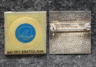 Официальный знак чемпионата мира по фигурному катанию Чехословакия 1973 год Официальный знак чемпионата мира по фигурному катанию Чехословакия 1973 год