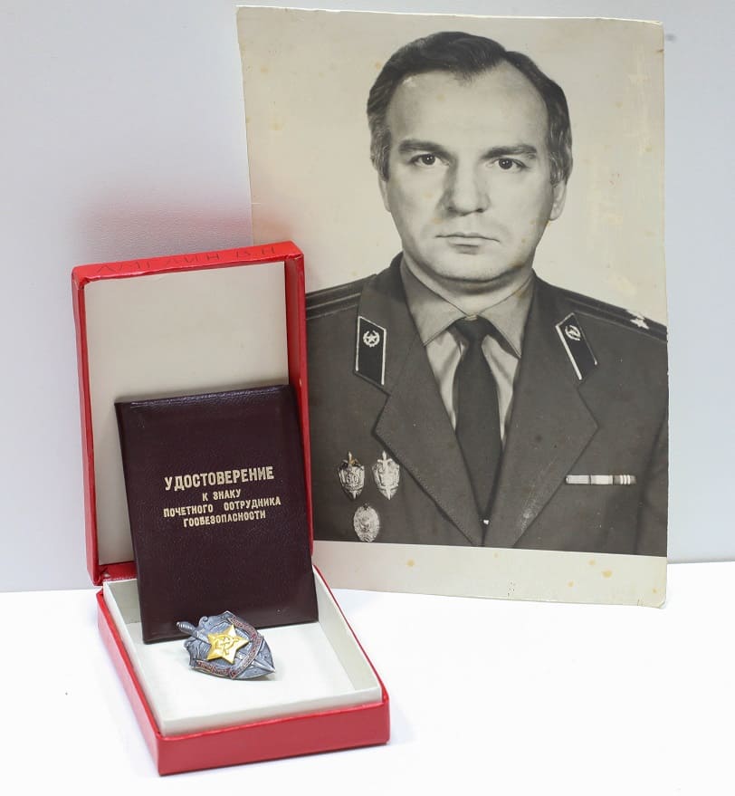 Знак Почётный сотрудник госбезопасности КГБ с удостоверением! от Аукциона Значки и Знаки